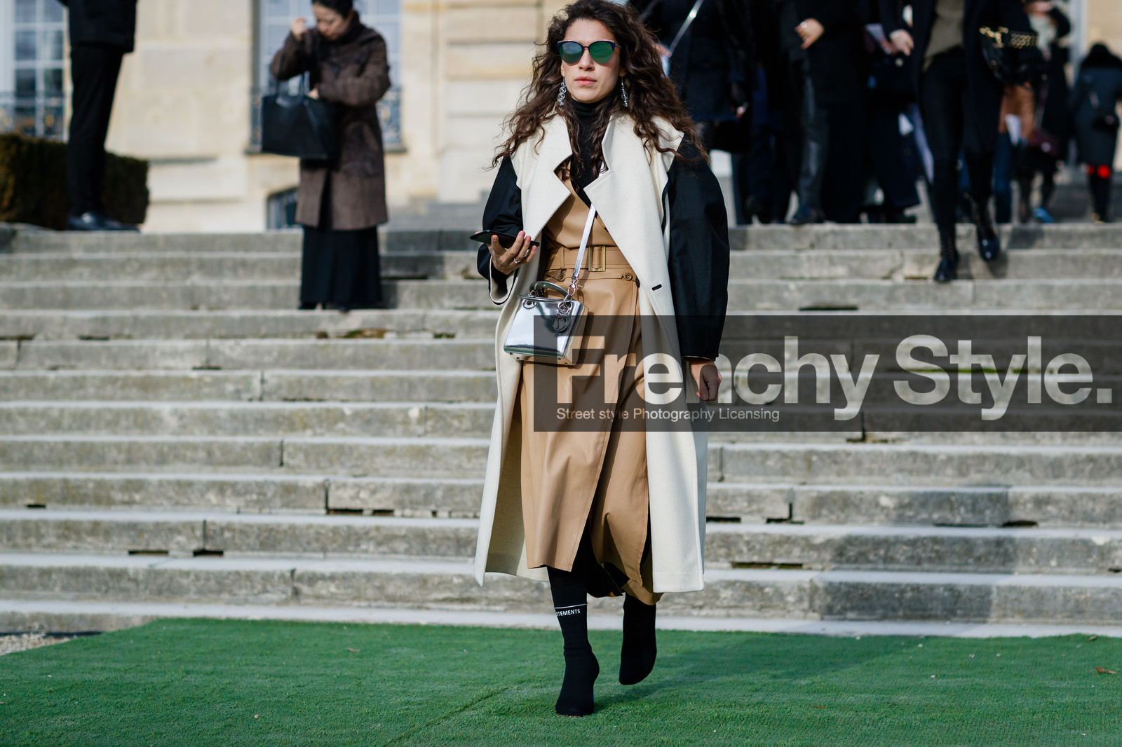 beige coat, black shoes, christian dior, high heels, leather bag, leather shoes, shiny bag, silver bag, sleeveless, sunglasses, trench coat, vêtements, white jacket, fashion week, frenchystyle, FW, jonathan paciullo, street style, PFW, PARIS, SPRING SUMMER 2017, SS 17, HAUTE COUTURE, atmosphere details, full length, horizontal