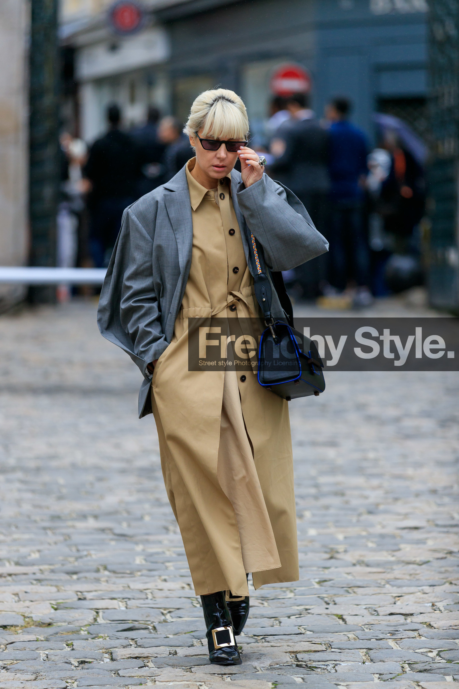 dark grey jacket, oversize jacket, beige dress, beige trench coat, jacket dress, button dress, long dress, belted dress, black leather bag, black polish boots, roger vivier shoes, golden buckle shoes, big ring, silvered ring, fashion week, frenchystyle, FW, jonathan paciullo, street style, PFW, PARIS, SPRING SUMMER 2020, SS 20, horizontal, full length