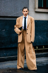 beige jacket, beige pants, beige suits, camel pants, camel suits, camel jacket, oversize jacket, oversize pants, oversize suits, boyish look, white shirt, black tie, black leather clutch, high waist pants, pleated pants, bottega veneta bag, loose pants, loose jacket, karina nigay, street style, jonathan paciullo, FW, frenchystyle, fashion week, MFW, MILAN, SPRING SUMMER 2021, SS 21, vertical, full length