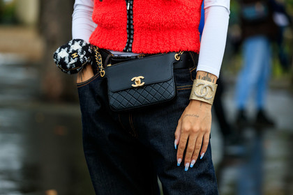 hera pradel, red jacket, chanel jacket, chanel bag, chanel belt, chanel bracelet, nails details, nail art, blue jeans, denim, white top, fur jacket, sleeveless jacket, zipped jacket, close up detail, black leather bag, black leather belt, belt bag, quilted bag, quilted belt, round shape bag, houndstooth printed bag, golden bracelet, big bangle, big bracelet, diamond bracelet, strassed bangle, strassed bracelet, PARIS, PFW, SPRING SUMMER 2020, SS 20, fashion week, frenchystyle, FW, jonathan paciullo, street style, horizontal, atmosphere details, detail