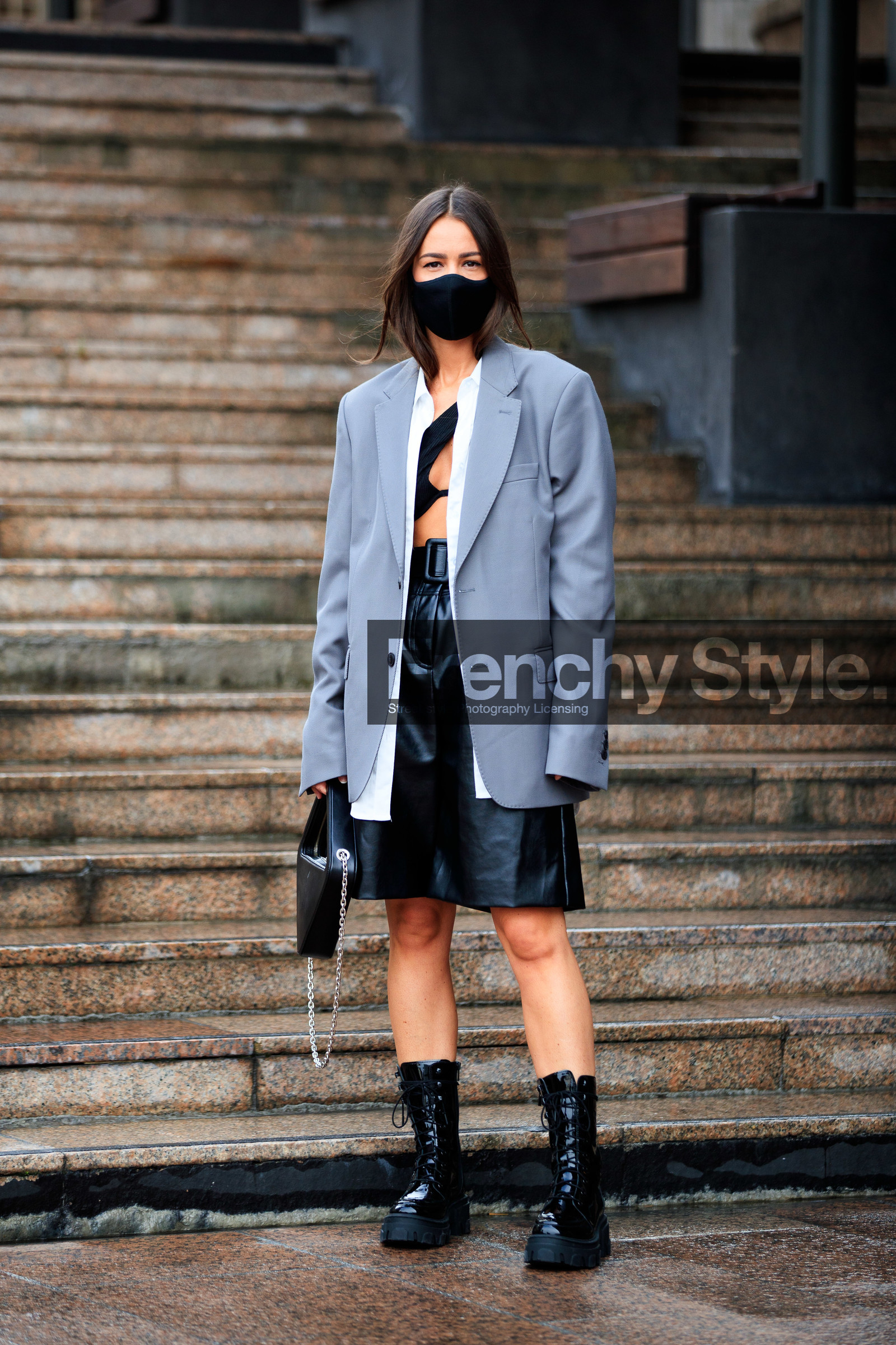 alice barbier, grey jacket, oversize jacket, white shirt, black leather bag, black leather shorts, black leather boots, black polish boots, polish boots, laced boots, flat boots, square shape bag, coperni bag, hand bag, silvered chain strap bag, cropped top, black top, black bra, asymmetrical top, big sole boots, black leather bermuda shorts, covid face mask, fashion week, frenchystyle, FW, jonathan paciullo, street style, PFW, PARIS, SPRING SUMMER 2021, SS 21, vertical, full length