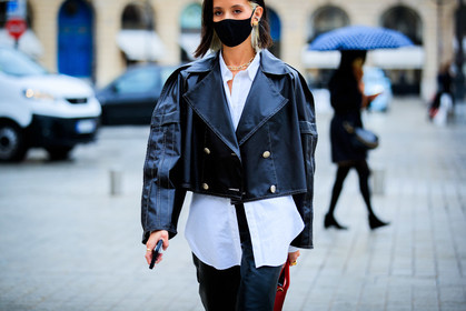 alexandra guerain, black jacket, black leather pants, cropped jacket, pleated jacket, white shirt, red leather bag, hand bag, victoria tomas bag, golden ring, golden hearcuff, golden earrings, diamond earrings, louis vuitton ring, black leather jacket, covid face mask, fashion week, frenchystyle, FW, jonathan paciullo, street style, PFW, PARIS, SPRING SUMMER 2021, SS 21, horizontal, atmosphere details, detail
