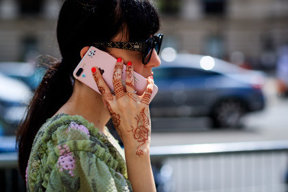 christian dior, graphic top, green top, iphone, printed top, ruffles, sunglasses, tattoos, fashion week, frenchystyle, FW, jonathan paciullo, street style, PFW, PARIS, horizontal, atmosphere details, detail, AUTUMN WINTER 2018-2019, FALL WINTER 2018-2019, FW 18-19