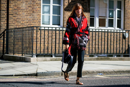 eugenie trochu, jacquard cardigan, black and red jacket, ethnic jacket, black leather pants, fringe jacket, belted jacket, black leather bag, hand bag, black leather sandals, multi straps sandals, fashion week, frenchystyle, FW, jonathan paciullo, street style, atmosphere details, horizontal, full length