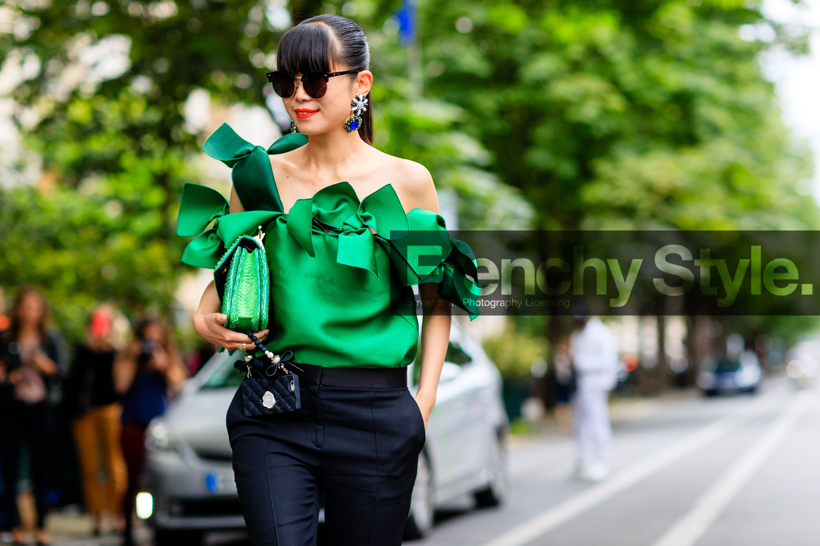 atmosphere details, AUTUMN WINTER 2016-2017, AW 16-17, black pants, bow, detail, earrings, FALL WINTER 2016-2017, fashion week, frenchystyle, FW, FW 16-17, graphic top, green bag, green top, HAUTE COUTURE, horizontal, jonathan paciullo, leaf greener, MENSWEAR, PARIS, PFW, red lips, street style, sunglasses, trousers