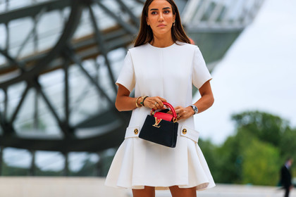louis vuitton bag, louis vuitton total look, louis vuitton dress, white dress, mini dress, short sleeves dress, pleated dress, black leather bag, red leather bag, hand bag, mini bag, silvered watch, rolex watch, cartier ring, cartier clou bracelet, cartier bracelet, golden bracelet, cartier love bracelet, diamond ring, multi rings, multi bracelet, button details, button dress, louis vuitton capucines bag, tamara kalinic, fashion week, frenchystyle, FW, jonathan paciullo, street style, PFW, PARIS, AUTUMN WINTER 2021-2022, FALL WINTER 2021-2022, FW 21-22, atmosphere details, horizontal, detail