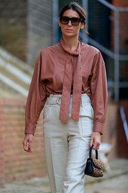deborah reyner sebag, leather shirt, brown leather shirt, lavalliere collar, white leather pants, high waist pants, belted pants, flare pants, square shape glasses, celine sunglasses, hand bag, animal printed bag, fur bag, fashion week, frenchystyle, FW, jonathan paciullo, street style, vertical, detail, atmosphere details