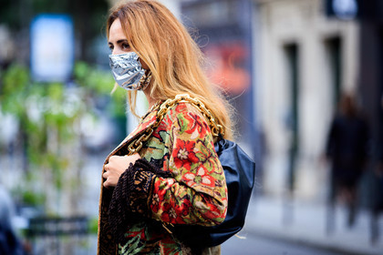 alexia niedzielski, floral printed coat, floral printed jacket, red coat, red jacket, green coat, green jacket, velvet coat, velvet jacket, fringe coat, fringe jacket, golden chain strap bag, black leather bag, shoulder bag, bottega veneta bag, close up detail, covid face mask, PARIS, PFW, fashion week, frenchystyle, FW, jonathan paciullo, street style, SPRING SUMMER 2021, SS 21, horizontal, atmosphere details, detail