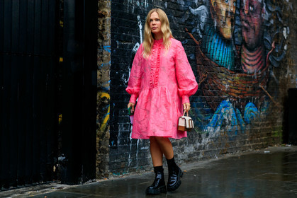 jessie bush, pink dress, loose dress, ruffle dress, balloon sleeves, long sleeves dress, mid long dress, black boots, chelsea boots, big sole boots, black polish boots, hand bag, white leather bag, beige leather bag, golden buckle bag, big buckle bag, fashion week, frenchystyle, FW, jonathan paciullo, street style, atmosphere details, horizontal, full length
