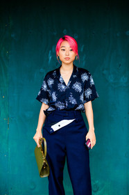 blue shirt, dyed hair, graphic shirt, green bag, leather bag, Margaret Zhang, navy pants, pink hair, printed shirt, trousers, street style, jonathan paciullo, FW, frenchystyle, fashion week, NYFW, NEW YORK, SPRING SUMMER 2019, SS 19, vertical, detail, atmosphere details
