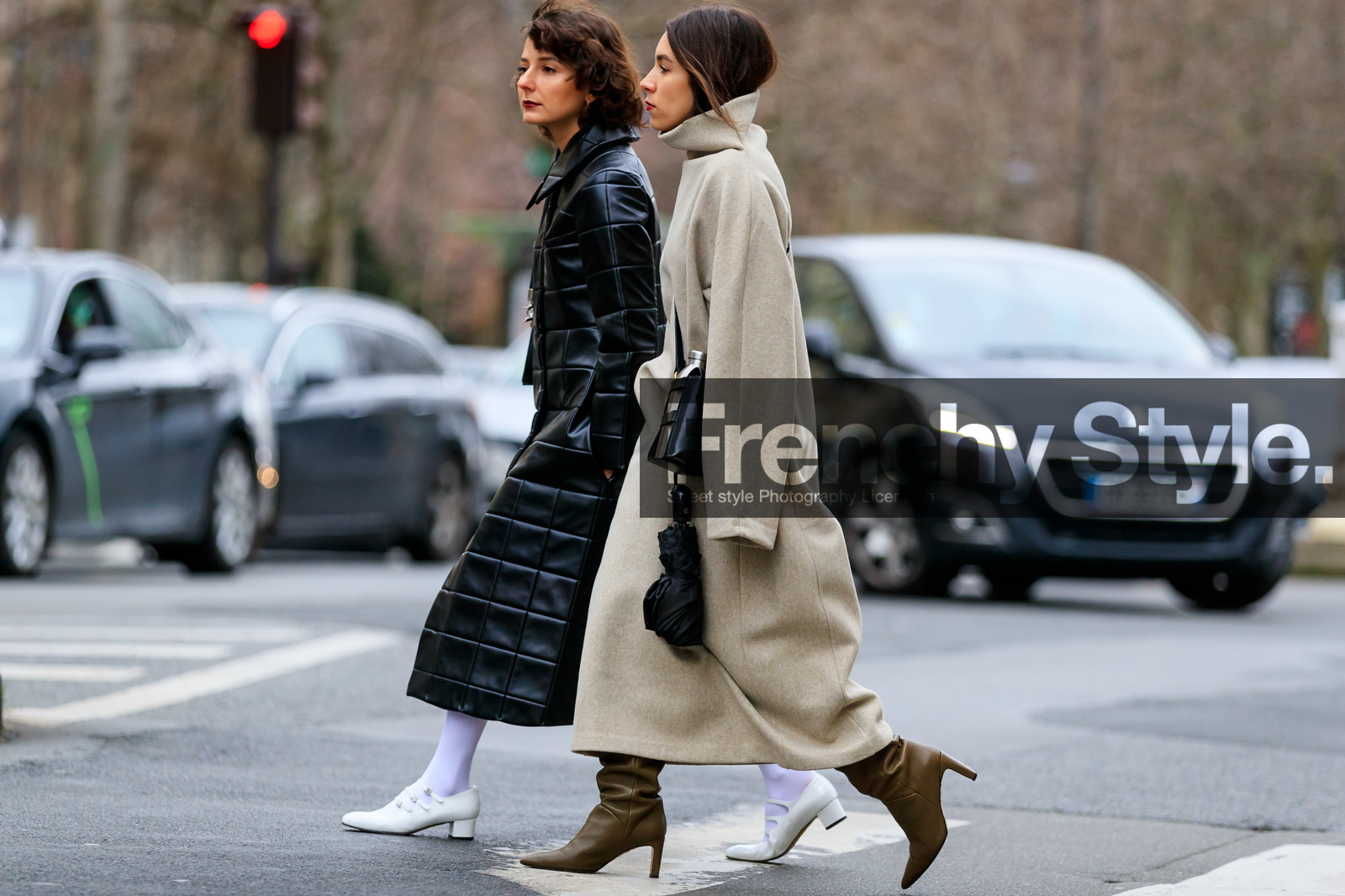 lauren caruso, light beige dress, high collar dress, crossbody bag, black leather bag, metalic bag, bottega veneta bag, long dress, long sleeves dress, kaki leather boots, alyssa coscarelli, black leather coat, black leather bag, quilted coat, white tights, white polish shoes, mary jane shoes, carel shoes, multi straps shoes, kitten heels shoes, fashion week, frenchystyle, FW, jonathan paciullo, street style, PFW, PARIS, horizontal, atmosphere details, full length