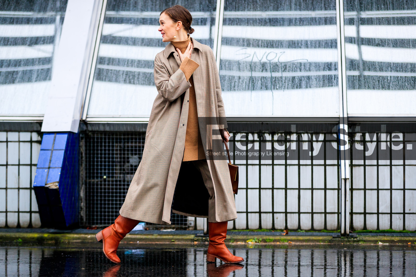 atmosphere details, AUTUMN WINTER 2017-2018, AW 17-18, beige coat, beige sweater, brown boots, FALL WINTER 2017-2018, fashion week, frenchystyle, full length, FW, FW 17-18, high heels, horizontal, jo ellison, jonathan paciullo, leather shoes, PARIS, PFW, street style, trousers