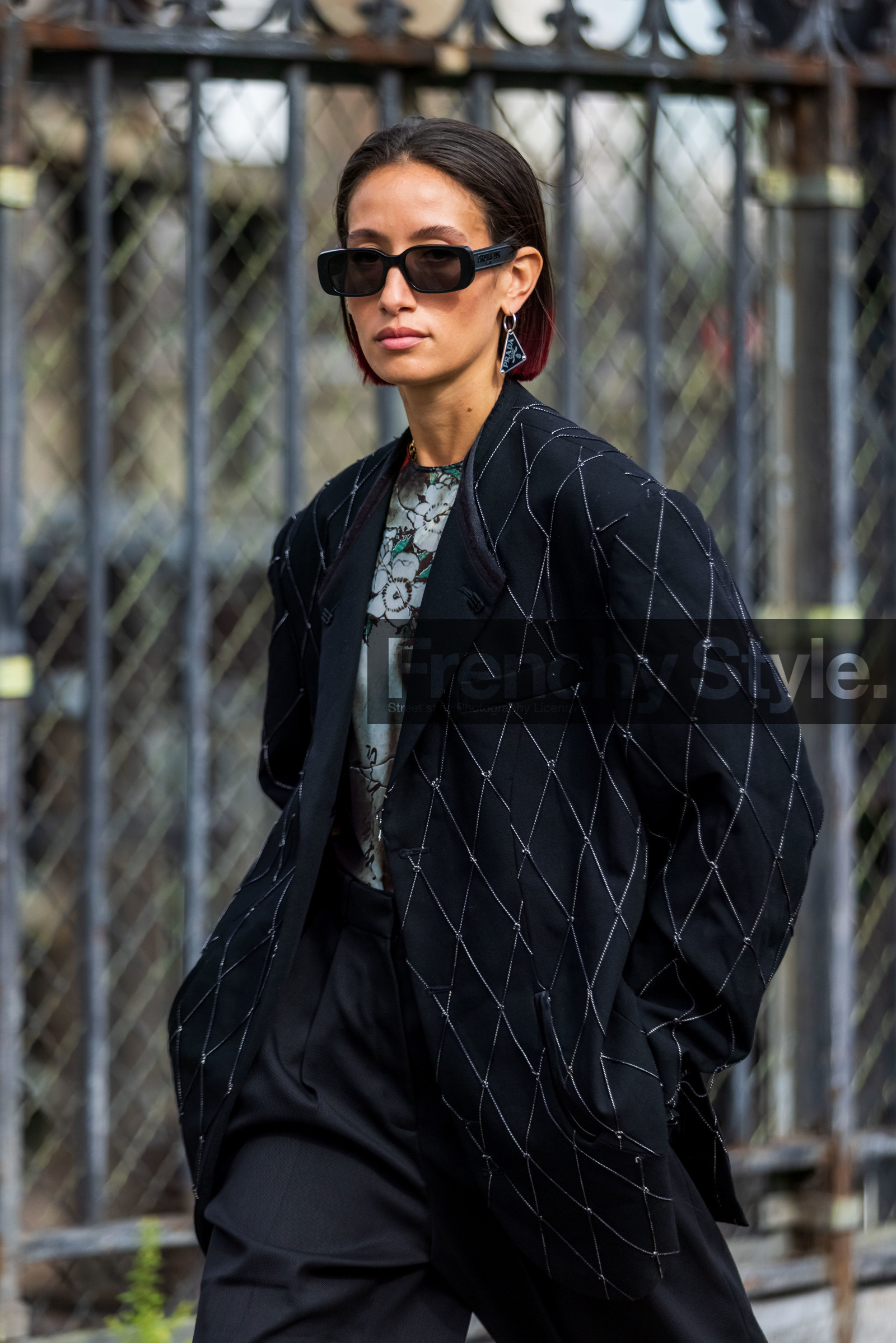bag, black sunglasses, crossbody bag, dress, earrings, fluffly bag, gold bracelet, gold earrings, Julie Sergent Ferreri, khaki dress, longchamp bag, ring, strap, sunglasses, watch, fashion week, frenchystyle, FW, jonathan paciullo, street style, PFW, PARIS, SPRING SUMMER 2022, SS 22, vertical, atmosphere details