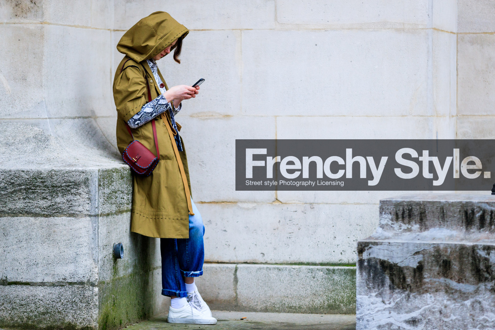 atmosphere details, AUTUMN WINTER 2017-2018, AW 17-18, blue denim, bordeaux, burgundy, denim pants, FALL WINTER 2017-2018, fashion week, frenchystyle, full length, FW, FW 17-18, green coat, hood, horizontal, iphone, jeans, jonathan paciullo, leather bag, leather shoes, PARIS, PFW, red bag, street style, trousers, vans, white sneakers