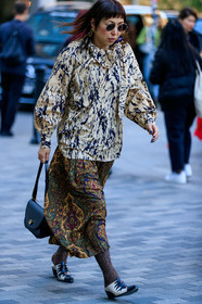 round sunglasses, metalic frame sunglasses, golden earrings, printed blouse, black and white blouse, long sleeve blouse, high collar blouse, cachemere printed skirt, long skirt, lurex tights, navy blue leather bag, shoulder bag, cowboy boots, cowboy slippers, flat slippers, fashion week, frenchystyle, FW, jonathan paciullo, street style, vertical, full length