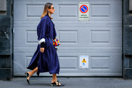 atmosphere details, AUTUMN WINTER 2017-2018, AW 17-18, black dress, black shoes, elephants, FALL WINTER 2017-2018, fashion week, frenchystyle, full length, FW, FW 17-18, high heels, horizontal, jonathan paciullo, julia haghjoo, jw anderson, leather bag, leather shoes, loewe, MFW, MILAN, multicolor bag, navy coat, overcoat, printed bag, street style, sunglasses
