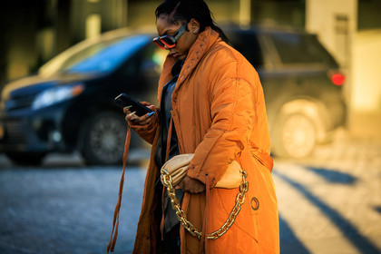 oversized winter coat, orange coat, puffed coat, chained bag, bottega veneta bag, beige handbag, iphone, black and orange sunglasses, black sunglasses, silver earrings, blue nails, close up, street style, jonathan paciullo, FW, frenchystyle, fashion week, NYFW, NEW YORK, AUTUMN WINTER 2022-2023, FALL WINTER 2022_2023, FW 22-23, atmosphere details, horizontal