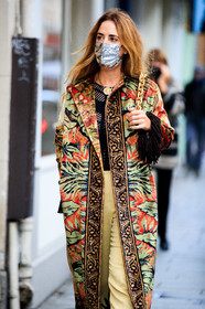 alexia niedzielski, floral printed coat, floral printed jacket, red coat, red jacket, green coat, green jacket, velvet coat, velvet jacket, golden necklace, medal necklace, fringe coat, fringe jacket, long coat, long jacket, covid face mask, PARIS, PFW, fashion week, frenchystyle, FW, jonathan paciullo, street style, SPRING SUMMER 2021, SS 21, vertical, atmosphere details, detail
