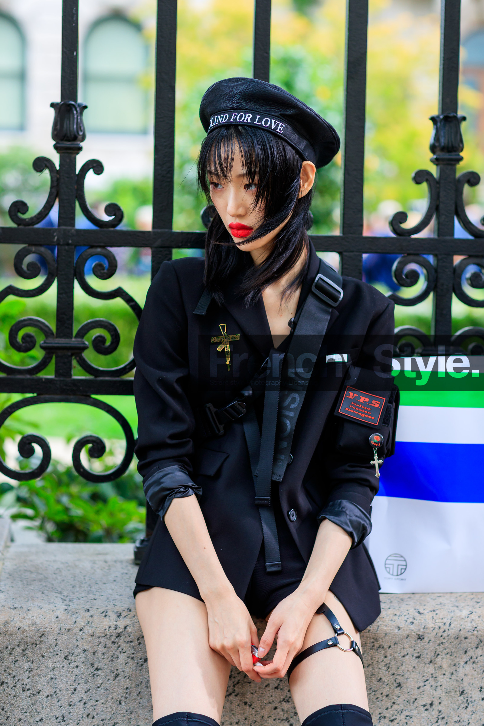 beret, black hat, black jacket, black shorts, blazer, pins, red lips, tone on tone, total look black, model, fashion week, frenchystyle, FW, jonathan paciullo, street style, NYFW, NEW YORK, SPRING SUMMER 2019, SS 19, vertical, detail, atmosphere details