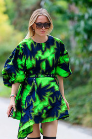 neon green dress, navy blue dress, tie and dye dress, asymetrical dress, mini dress, short sleeves dress, belted dress, scale sunglasses, big sunglasses, lucky charm bracelet, pearl bracelet, multicolor bracelet, PARIS, PFW, SPRING SUMMER 2020, SS 20, fashion week, frenchystyle, FW, jonathan paciullo, street style, vertical, atmosphere details, detail