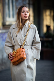 light beige trench coat, orange leather bag, big chain strap bag, golden chain strap bag, crossbody bag, plaited bag, bottega veneta bag, quilted bag, belted trench coat, street style, jonathan paciullo, FW, frenchystyle, fashion week, MFW, MILAN, SPRING SUMMER 2021, SS 21, vertical, detail