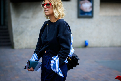 black bag, black sweater, blue denim, denim pants, high waist jeans, jeans, leather bag, stripes, sunglasses, trousers, fashion week, frenchystyle, FW, jonathan paciullo, street style, LFW, LONDON, SPRING SUMMER 2019, SS 19, atmosphere details, horizontal, detail
