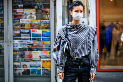 black blouse, black jeans, black leather bag, white leather bag, bicolor bag, shoulder bag, prada bag, striped blouse, high collar blouse, isabel marant blouse, oversize shoulder, white blouse, dark grey blouse, black leather belt, cowboy belt, belted pants, covid face mask, street style, jonathan paciullo, FW, frenchystyle, fashion week, MFW, MILAN, SPRING SUMMER 2021, SS 21, horizontal, atmosphere details, detail, model