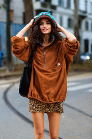 brown sweathirt, suede jacket, suede sweatshirt, camel jacket, camel sweatshirt, leopard printed skirt, mini skirt, knit hat, brown hat, blue hat, sparkling hat, chiara scelsi, street style, jonathan paciullo, FW, frenchystyle, fashion week, MFW, MILAN, SPRING SUMMER 2021, SS 21, vertical, detail, model
