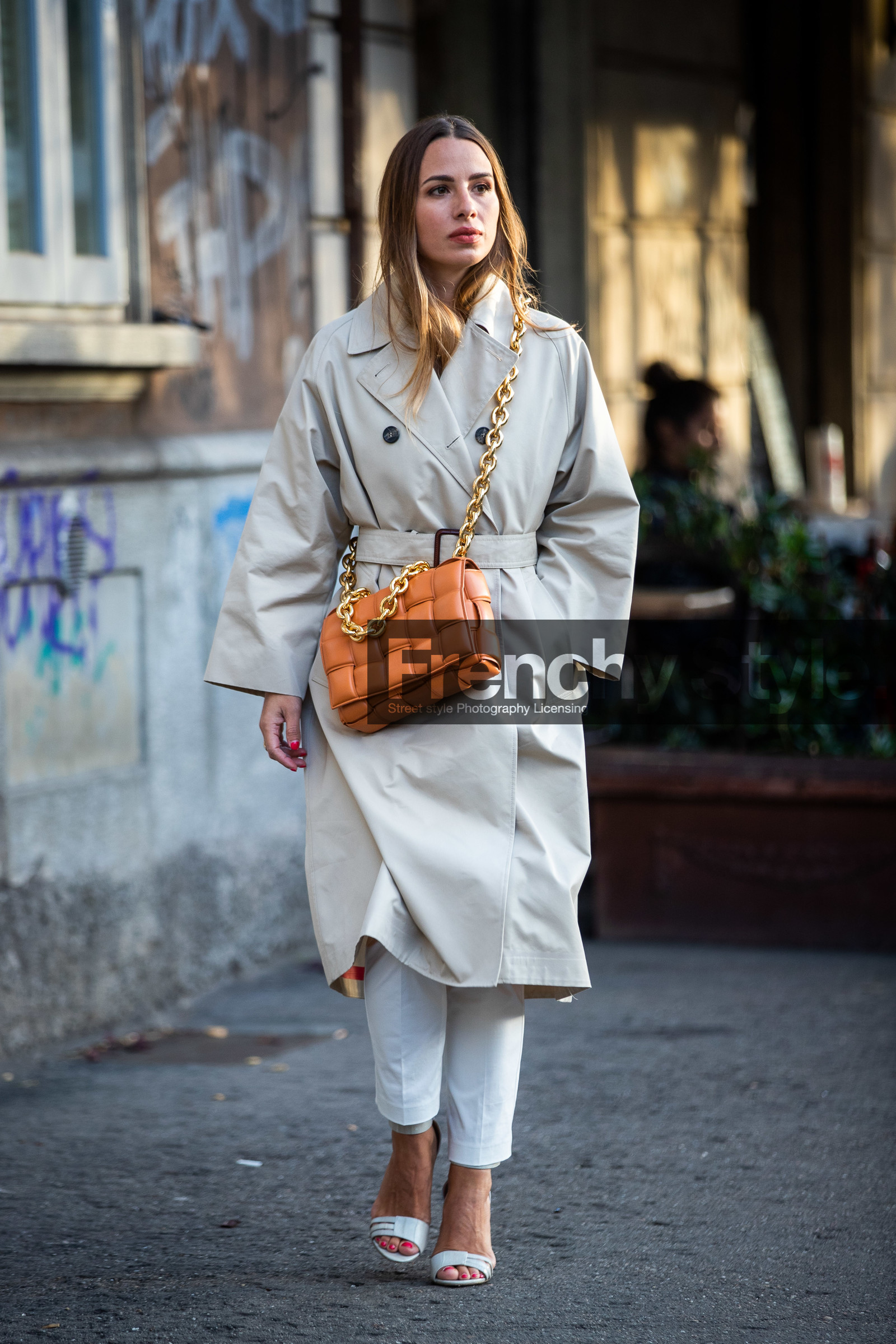light beige trench coat, orange leather bag, big chain strap bag, golden chain strap bag, crossbody bag, plaited bag, bottega veneta bag, quilted bag, belted trench coat, white pants, street style, jonathan paciullo, FW, frenchystyle, fashion week, MFW, MILAN, SPRING SUMMER 2021, SS 21, vertical, full length