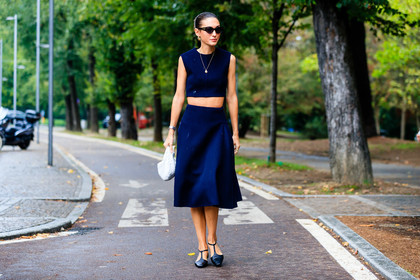 navy blue skirt, navy blue top, sleeveless top, woolen skirt, woolen top, cropped top, mid long skirt, white leather bag, plaited bag, black leather shoes, mary jane shoes, kitten heels shoes, black sunglasses, bottega veneta sunglasses, hand bag, diletta bonaiuti, street style, jonathan paciullo, FW, frenchystyle, fashion week, MFW, MILAN, SPRING SUMMER 2021, SS 21, horizontal, atmosphere details, full length