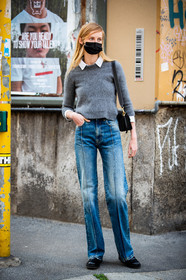 grey pullover, blue jeans, flare jeans, used jeans, cropped pullover, covid face mask, rianne van rompaey, street style, jonathan paciullo, FW, frenchystyle, fashion week, MFW, MILAN, SPRING SUMMER 2021, SS 21, vertical, full length, model