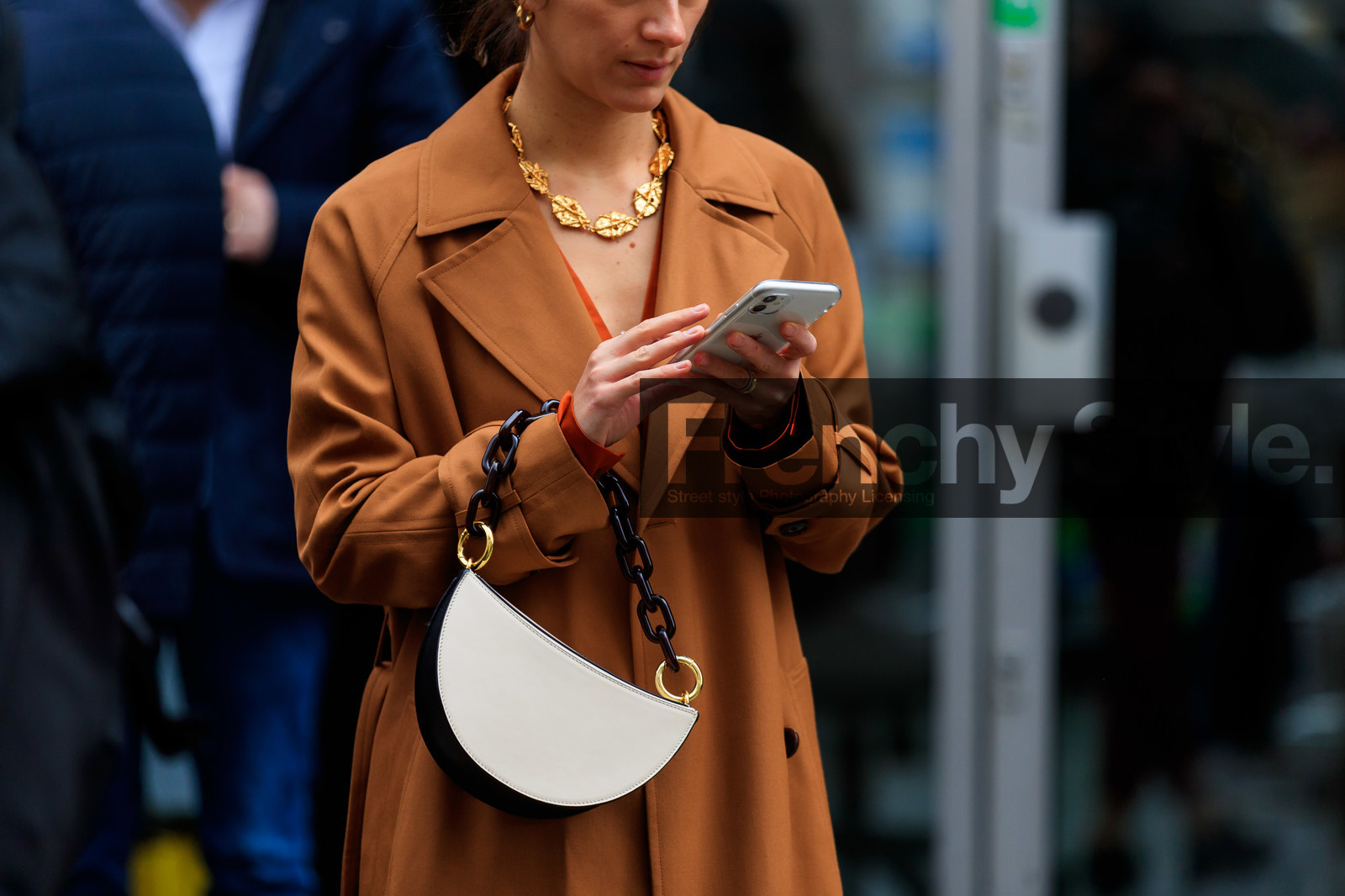 iphone, camel trenchcoat, white leather bag, big strap bag, golden necklace, bag detail, fashion week, frenchystyle, FW, jonathan paciullo, street style, LFW, LONDON, AUTUMN WINTER 2020-2021, FALL WINTER 2020-2021, FW 20-21, horizontal, atmosphere details, detail