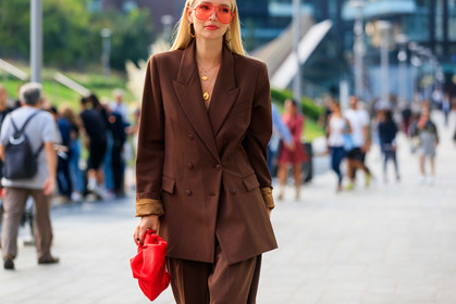 leonie hanne, brown suits, oversize jacket, oversize pants, oversize suits, red bag, bottega veneta bag, hand bag, red sunglasses, aviator sunglasses, alberta ferretti jacket, alberta ferretti pants, alberta ferretti suits, hoop earrings, golden earrings, fashion week, frenchystyle, FW, jonathan paciullo, street style, MFW, MILAN, SPRING SUMMER 2020, SS 20