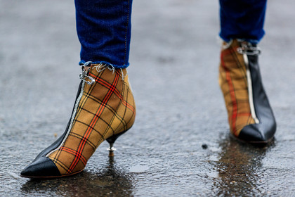 atmosphere details, AUTUMN WINTER 2017-2018, AW 17-18, beige shoes, blue denim, checked shoes, denim pants, detail, FALL WINTER 2017-2018, fashion week, frenchystyle, FW, FW 17-18, graphic shoes, high heels, horizontal, jeans, jonathan paciullo, leather shoes, PARIS, PFW, plaid, printed shoes, street style, tartan, trousers, zip