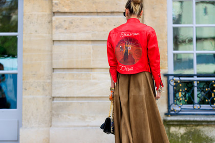 atmosphere details, black bag, brown dress, christian dior, detail, embroidered bag, erika boldrin, fashion week, frenchystyle, FW, graphic bag, graphic jacket, horizontal, jonathan paciullo, leather bag, leather dress, PARIS, PFW, printed bag, printed jacket, red jacket, SPRING SUMMER 2018, SS 18, street style