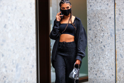 black total look, black top, black bra, black shirt, black pants, pleated shirt, pleated pants, cropped top, covid face mask, street style, jonathan paciullo, FW, frenchystyle, fashion week, MFW, MILAN, SPRING SUMMER 2021, SS 21, horizontal, atmosphere details, detail