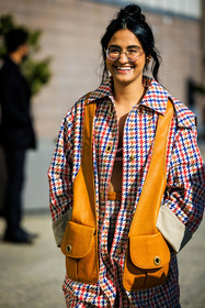 yellow veste, leather sleeveless veste, plaid multicolor jacket, red and blue jacket, printed jacket, glasses, hair bow, fashion week, frenchystyle, FW, jonathan paciullo, street style, NYFW, NEW YORK, AUTUMN WINTER 2022-2023, FALL WINTER 2022_2023, FW 22-23, vertical, atmosphere details