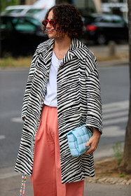 fur coat, zebra printed coat, black coat, white coat, bicolor coat, red sunglasses, light blue leather bag, light blue leather clutch, blue leather bag, blue leather clutch, plaited bag, plaited clutch, bottega veneta bag, pink pants, fashion week, frenchystyle, FW, jonathan paciullo, street style, PFW, PARIS, SPRING SUMMER 2022, SS 22, vertical, atmosphere details, detail