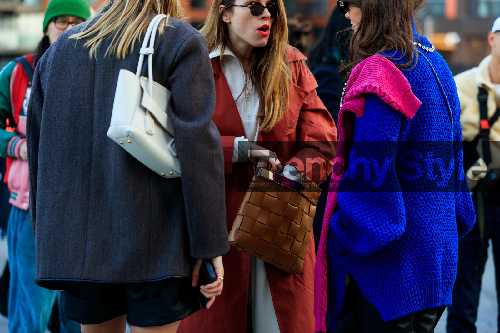 monica ainley, red trench coat, camel leather clutch, plaited clutch, round shape sunglasses, scale sunglasses, white pullover, zipped pullover, fashion week, frenchystyle, FW, jonathan paciullo, street style, LFW, LONDON, AUTUMN WINTER 2020-2021, FALL WINTER 2020-2021, FW 20-21, horizontal, atmosphere details, detail
