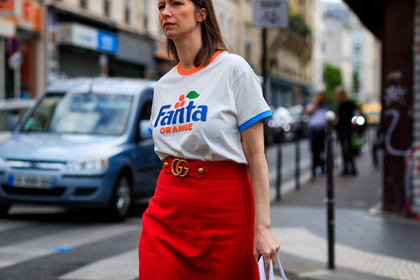 gucci, printed t shirt, red skirt, white t shirt, PFW, fashion week, frenchystyle, FW, jonathan paciullo, street style, PARIS, horizontal, atmosphere details, detail, AUTUMN WINTER 2018-2019, FALL WINTER 2018-2019, FW 18-19
