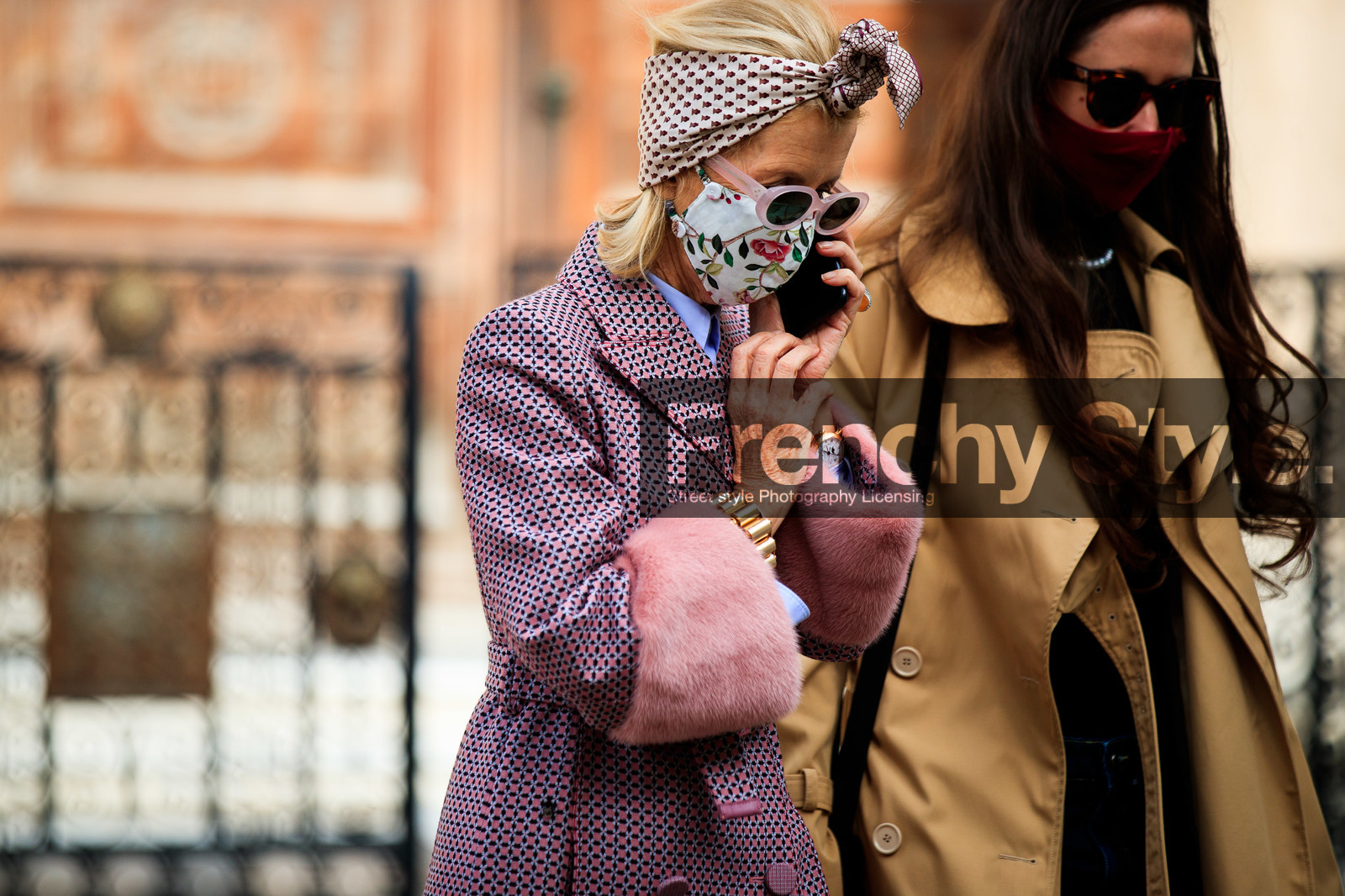 pink coat, fur coat, hair scarf, geometrical printed coat, geometrical printed scarf, pink sunglasses, round shape sunglasses, celine sunglasses, covid face mask, PARIS, PFW, fashion week, frenchystyle, FW, jonathan paciullo, street style, SPRING SUMMER 2021, SS 21, horizontal, atmosphere details, detail