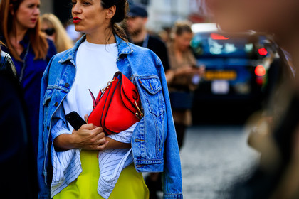 alix morabito, blue denim, denim jacket, jw anderson, leather bag, over the shoulder, red bag, white sweater, fashion week, frenchystyle, FW, jonathan paciullo, street style, LFW, LONDON, SPRING SUMMER 2019, SS 19, atmosphere details, horizontal, detail