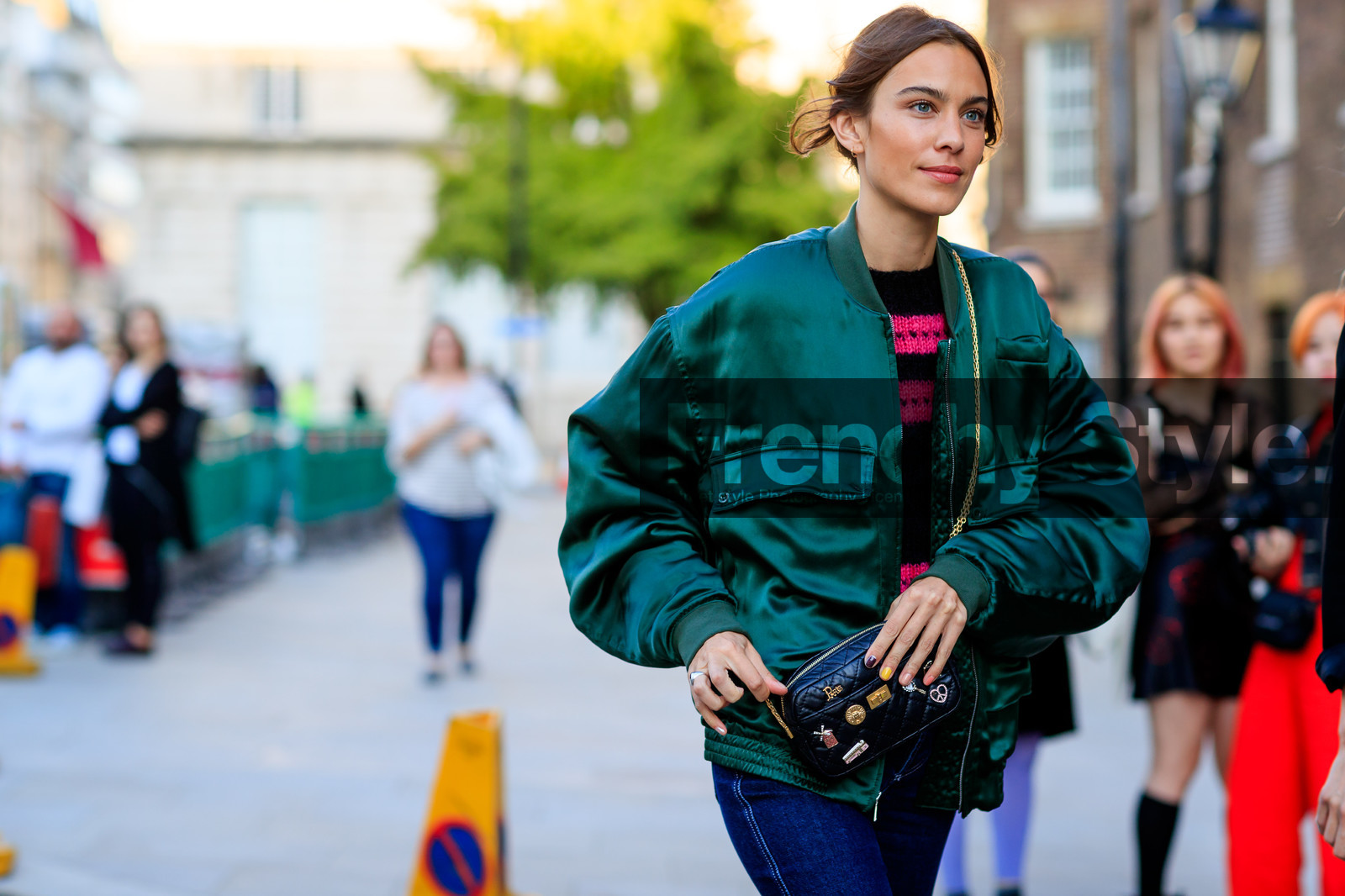 alexa chung, black bag, blue denim, bomber jacket, denim pants, graphic bag, green jacket, jeans, leather bag, pins, printed bag, trousers, fashion week, frenchystyle, FW, jonathan paciullo, street style, LFW, LONDON, SPRING SUMMER 2019, SS 19, atmosphere details, horizontal, detail