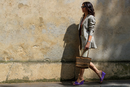 blazer, brown bag, brown jacket, brown t shirt, checked, high heels, leather bag, leather shoes, plaid, purple shoes, sunglasses, yellow shorts, fashion week, frenchystyle, FW, jonathan paciullo, street style, PFW, PARIS, horizontal, atmosphere details, full length, AUTUMN WINTER 2018-2019, FALL WINTER 2018-2019, FW 18-19, deborah reyner sebag