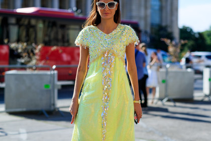 embroideries, glitter, graphic dress, printed dress, sequined dress, sunglasses, yellow dress, fashion week, frenchystyle, FW, jonathan paciullo, street style, PFW, PARIS, horizontal, atmosphere details, detail, AUTUMN WINTER 2018-2019, FALL WINTER 2018-2019, FW 18-19, giovanna battaglia