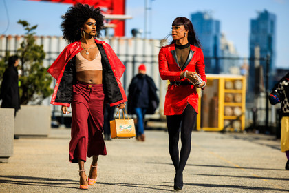 red full look, red mini dress, blazer dress, black stockings, boots, socks boots, silver clutch, yellow handbag, red denim pants, short denim pants, flared pants, red parka, pattent jacket, afro hair, big loop earrings, pink pumps, beige cropped top, fashion week, frenchystyle, FW, jonathan paciullo, street style, NYFW, NEW YORK, AUTUMN WINTER 2022-2023, FALL WINTER 2022_2023, FW 22-23, atmosphere details, horizontal, full length