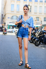 black bag, black shoes, blue denim, blue top, crop top, denim shorts, eyeliner, floral, flowers, leather bag, leather shoes, printed top, PFW, fashion week, frenchystyle, FW, jonathan paciullo, street style, PARIS, vertical, full length, model, AUTUMN WINTER 2018-2019, FALL WINTER 2018-2019, FW 18-19
