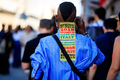 blue shirt, message, shaved head, striped shirt, fashion week, frenchystyle, FW, jonathan paciullo, street style, PFW, PARIS, horizontal, atmosphere details, detail, AUTUMN WINTER 2018-2019, FALL WINTER 2018-2019, FW 18-19