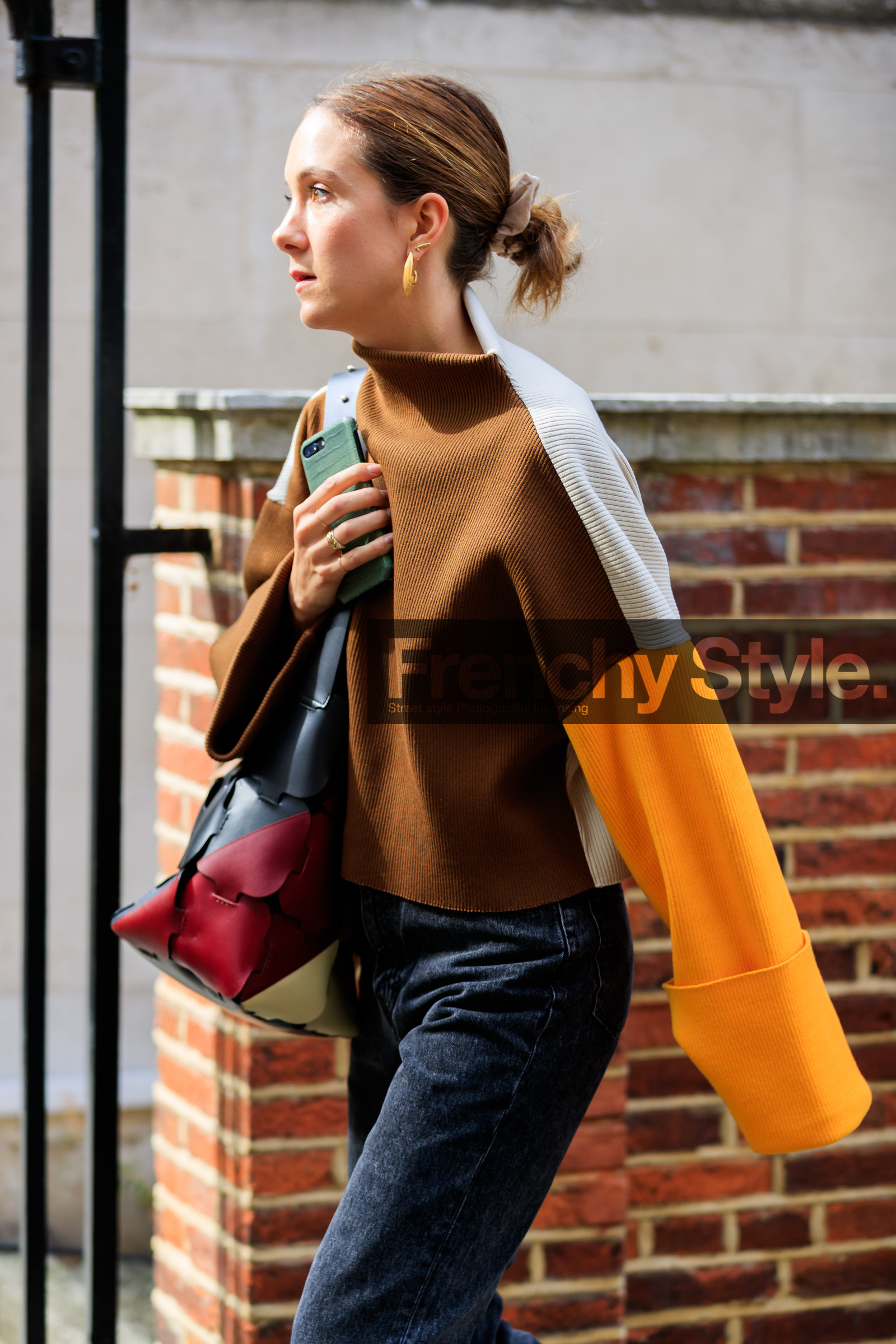black denim, brown sweater, denim pants, earrings, graphic bag, graphic sweater, jeans, leather bag, multicolor bag, printed bag, printed sweater, trousers, fashion week, frenchystyle, FW, jonathan paciullo, street style, LFW, LONDON, SPRING SUMMER 2019, SS 19, vertical, detail, atmosphere details