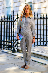 beige jumpsuit, brown boot, headphones, houndstooth pattern, leather shoes, printed jumpsuit, trousers, fashion week, frenchystyle, FW, jonathan paciullo, street style, LFW, LONDON, SPRING SUMMER 2019, SS 19, vertical, full length